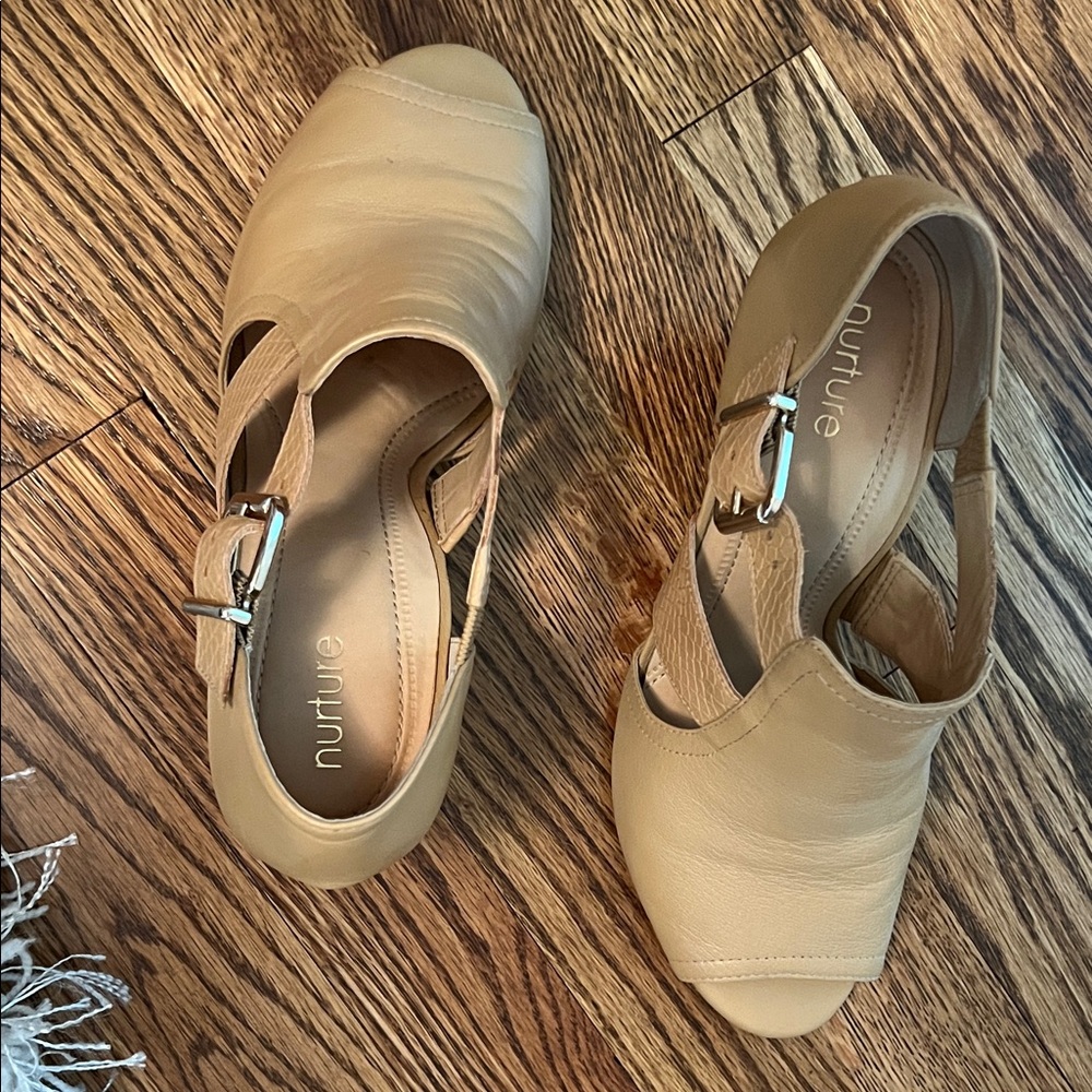 Nurture by Lamaze Beige heels with gold buckle and gold inside of heel